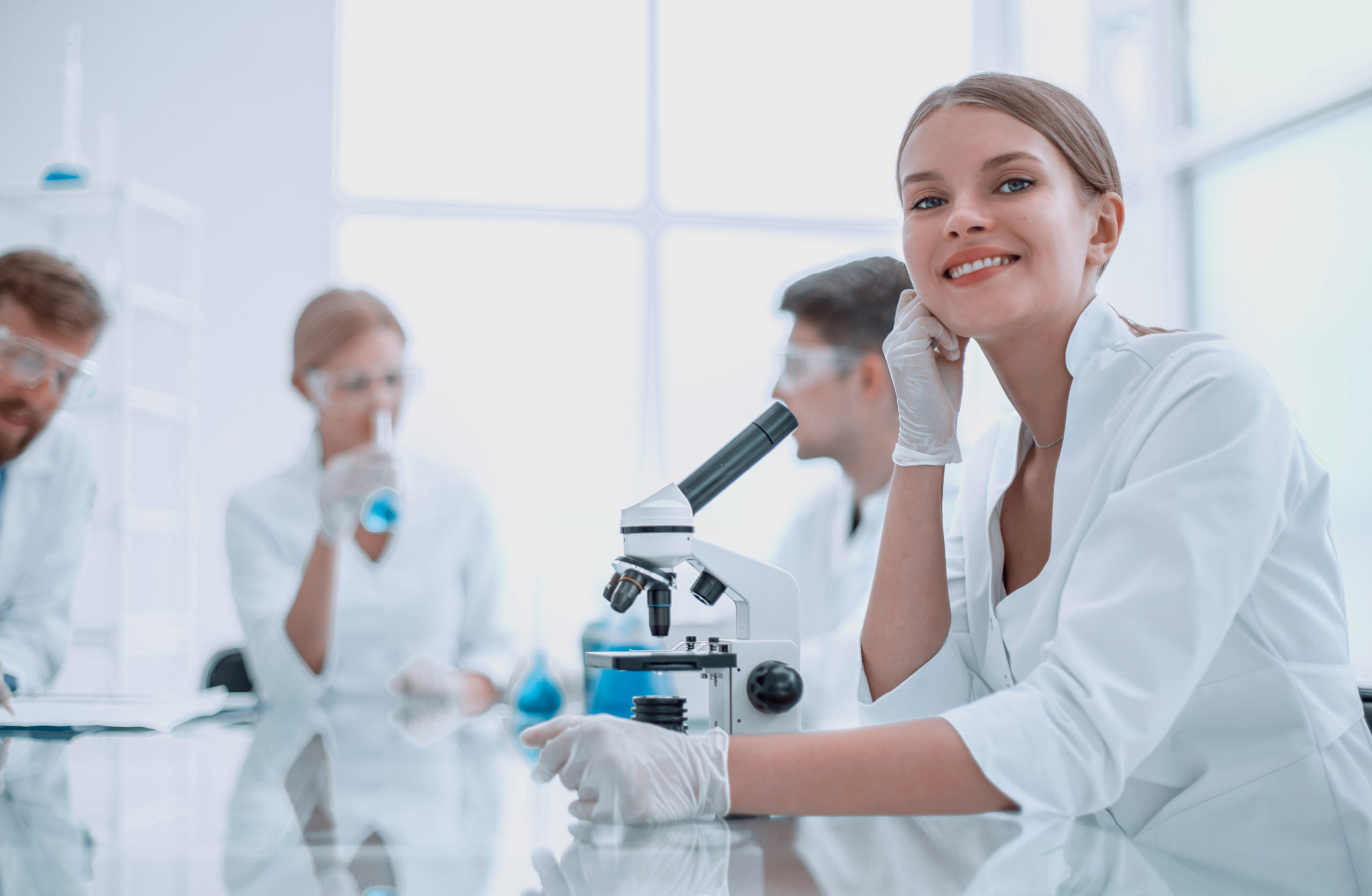 Une femme scientifique assise à la table du laboratoire. sciences et santé
